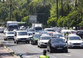 Fotos: Más de un centenar de coches en la protesta de las autoescuelas de Córdoba