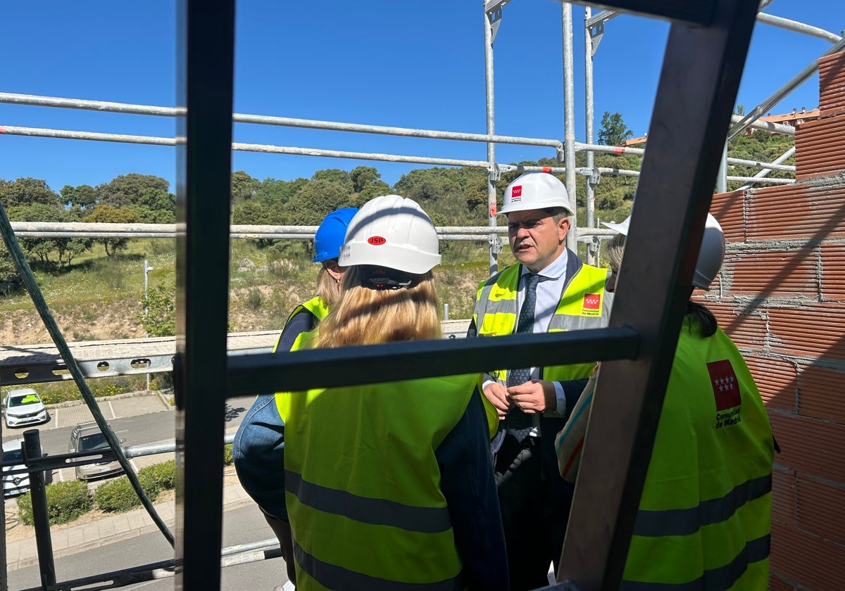 El consejero de Vivienda, Transportes e Infraestructuras, Jorge Rodrigo, en su visita a Torrelodones este martes