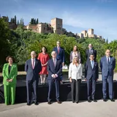 La alcaldesa de Granada, en el centro, y algunos de los patronos de la Fundación, con la Alhambra al fondo