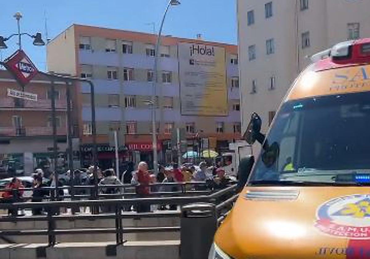 Una ambulancia del Samur, junto a la entrada del metro