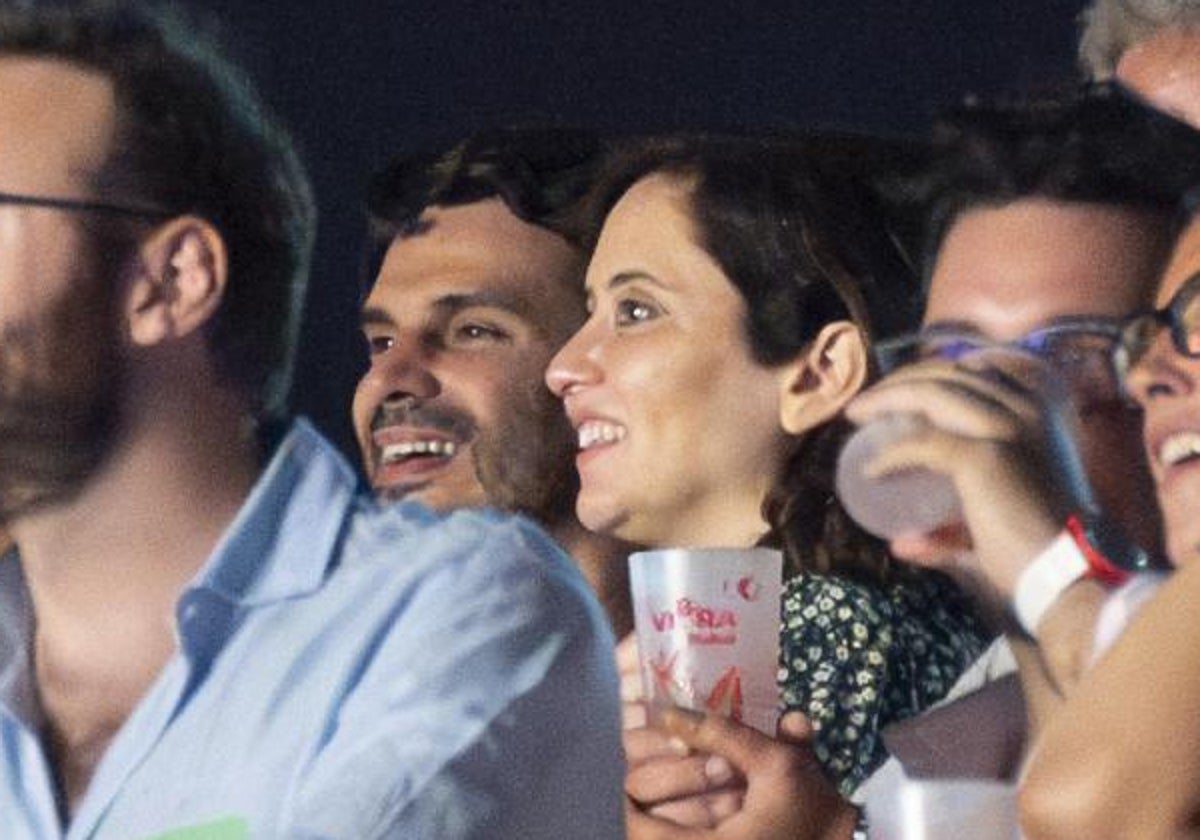 Alberto González Amador, junto a Isabel Díaz Ayuso, en un concierto