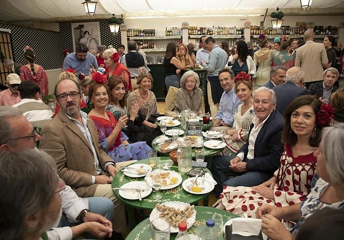 Ambiente en una caseta de la Feria de Córdoba