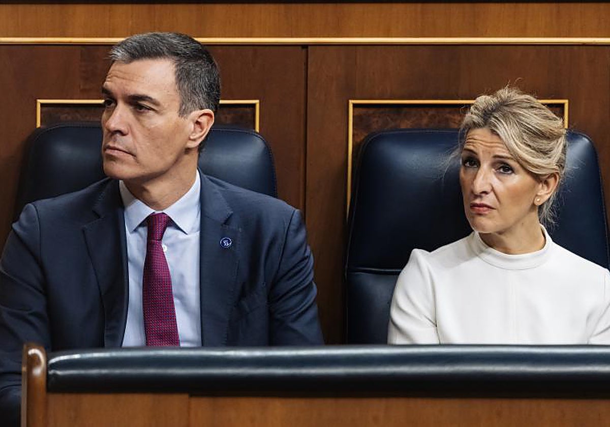 El presidente del Gobierno, Pedro Sánchez, y la vicepresidenta segunda y ministra de Trabajo y Economía Social, Yolanda Díaz, durante la Solemne Sesión de Apertura de las Cortes Generales de la XV Legislatura, en el Congreso de los Diputados, a 29 de noviembre de 2023