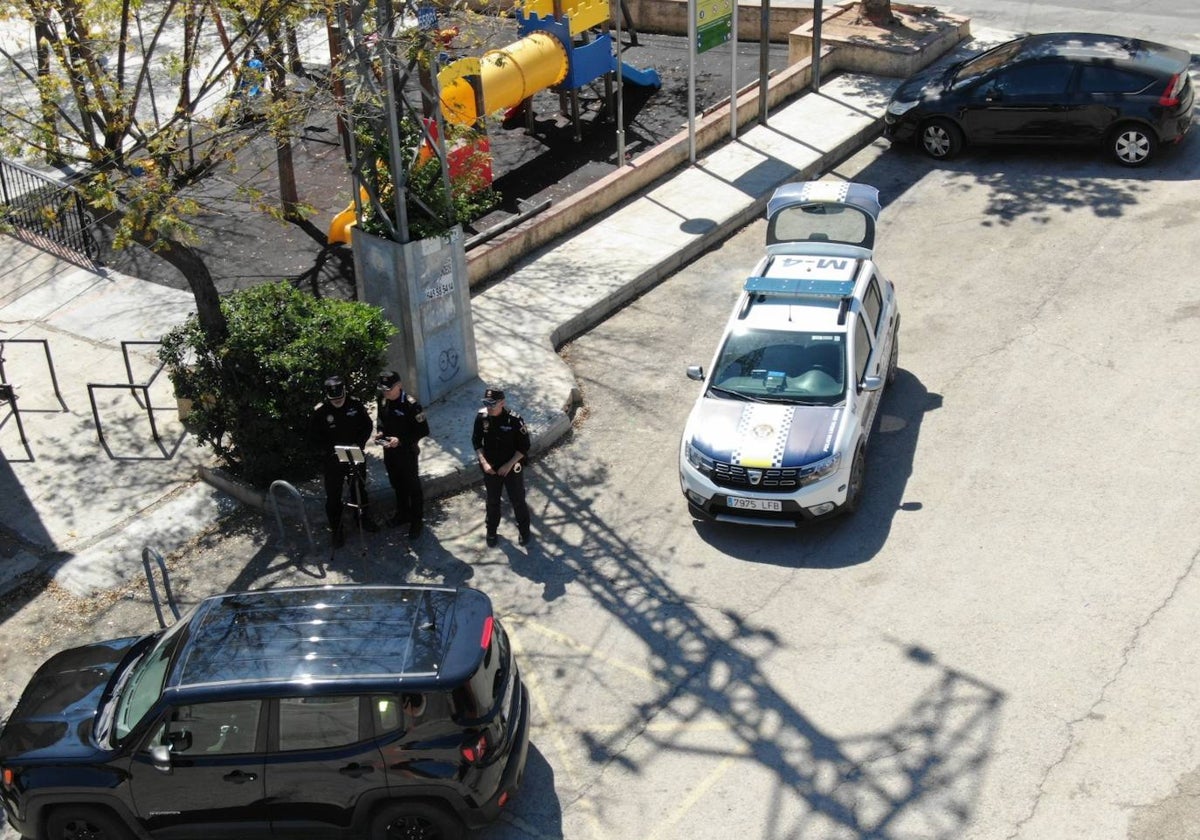 Imagen de unos agentes en busca de excrementos ayudados con los drones