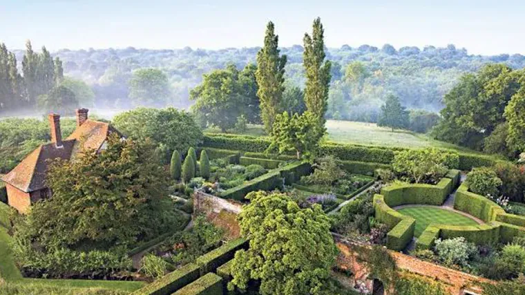 Los jardines de Sissinghurst Castle, de la poeta Vita Sackville, aparecen en el libro de Ricas
