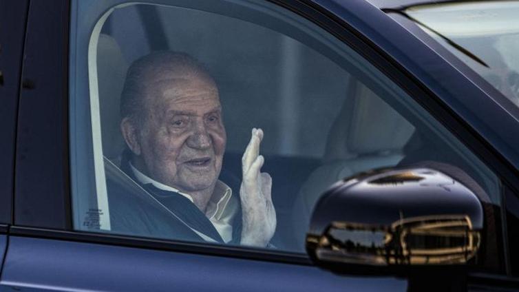 El Rey Juan Carlos regresa a España una semana después de su última visita para participar en las regatas en Sangenjo
