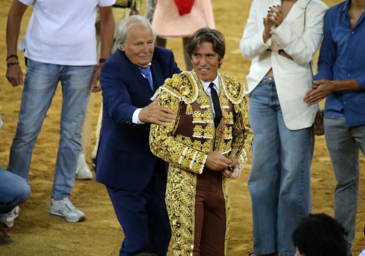 Manuel Díaz con su padre, Manuel Benítez, el día de su retirada