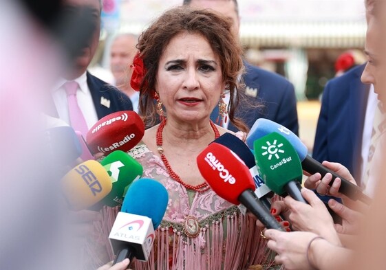 María Jesús Montero, este miércoles en declaraciones a los medios de comunicación en la Feria de Abril de Sevilla