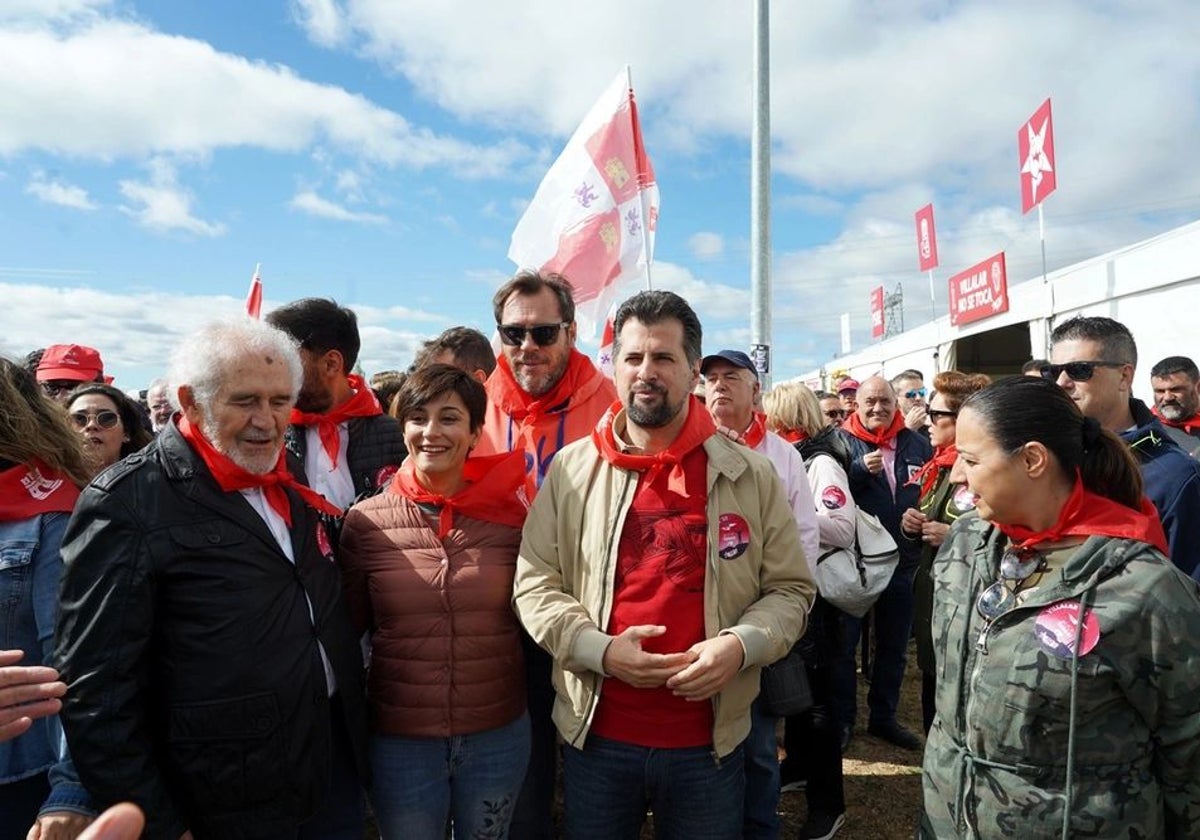 Óscar Puente, detrás de Isabel Rodríguez y Luis Tudanca, en Villalar