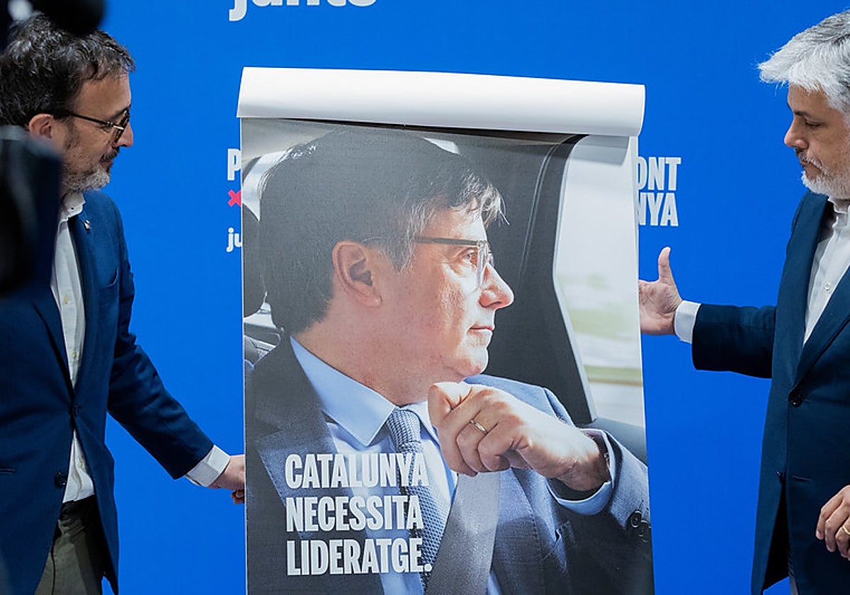 Josep Rius y Albert Batet, hoy, en Barcelona, presentando el cartel electoral y los lemas de precampaña de Junts con la imagen de Puigdemont