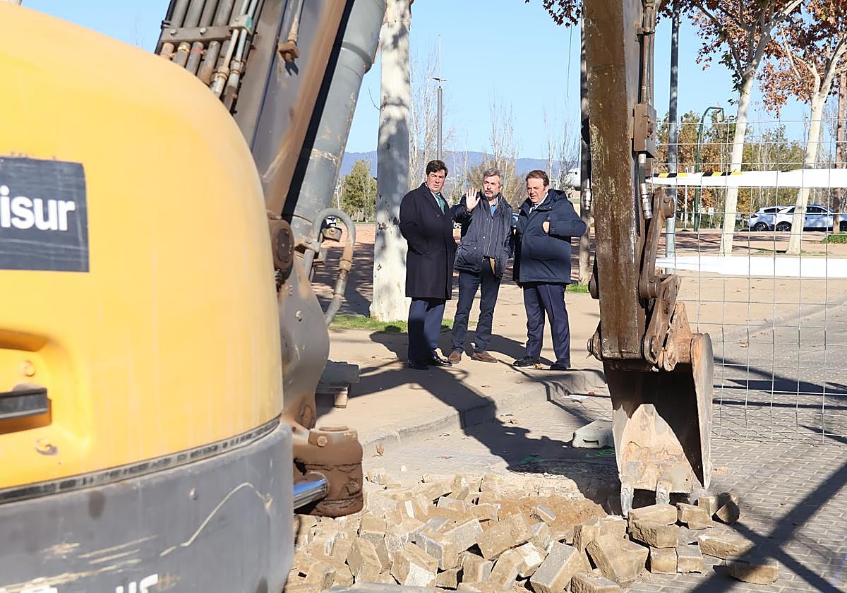 El presidente de Emacsa y los ediles de Urbanismo y Fiestas, en el inicio de las obras de alcantarillado del Arenal