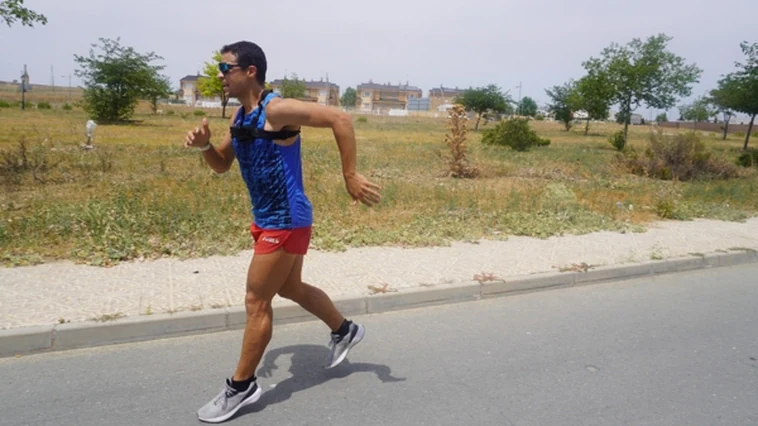 El español con más récords Guinness logra su número 127 corriendo diez kilómetros hacia atrás