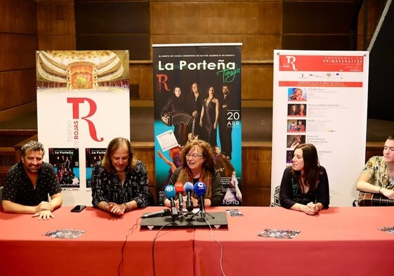 Ana Pérez, junto a los integrantes del grupo La Porteña