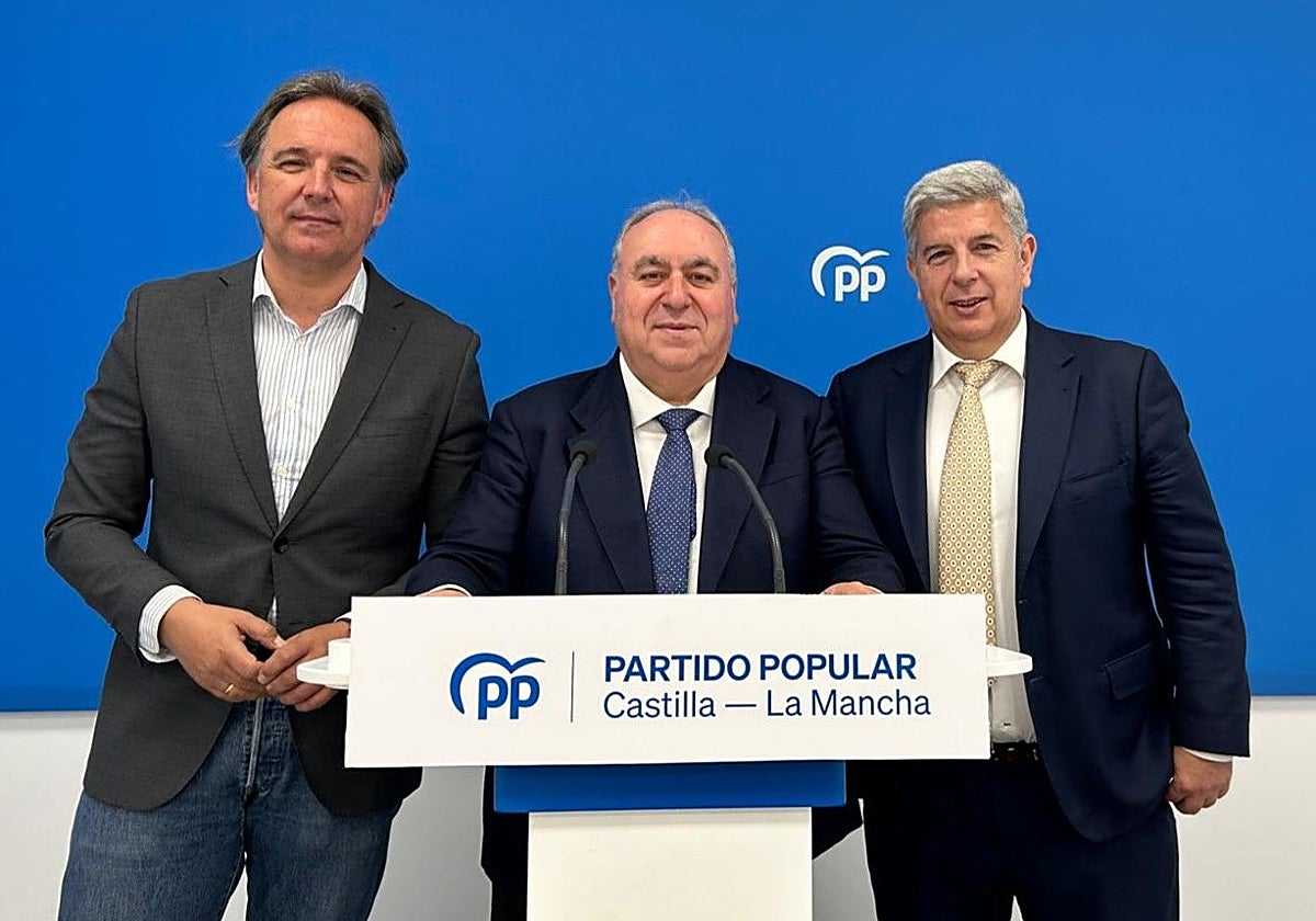 Tirado, entre Israel Pérez y Miguel Ángel de la Rosa