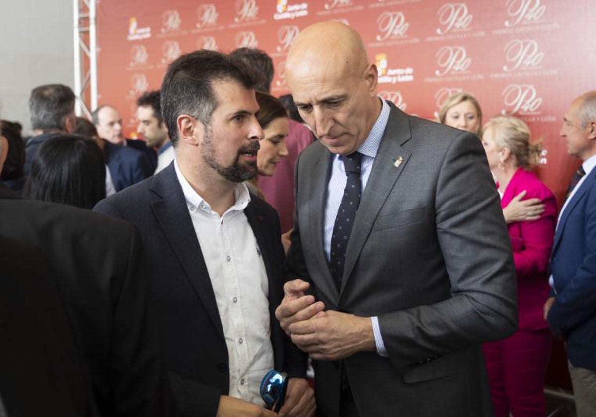 Luis Tudanca, con el alcalde de León, José Antonio Diez,  en la entrega de los Premios Castilla y León