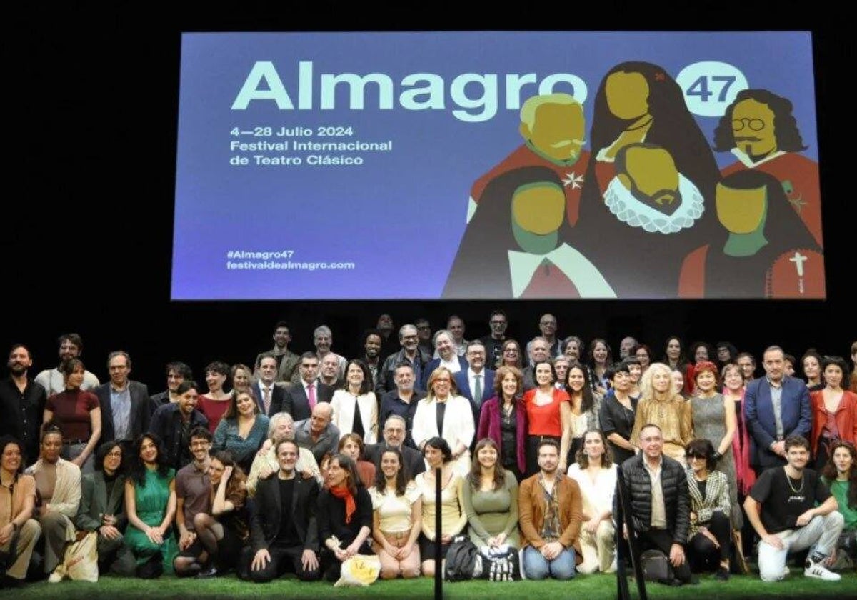 Irene Pardo, junto a Amador Pastor, María Jesús Pelayo y algunos de los asistentes a la presentación en Madrid