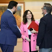 Isabel Dïaz Ayuso, junto a Carlos Díaz-Pache y Alfonso Serrano
