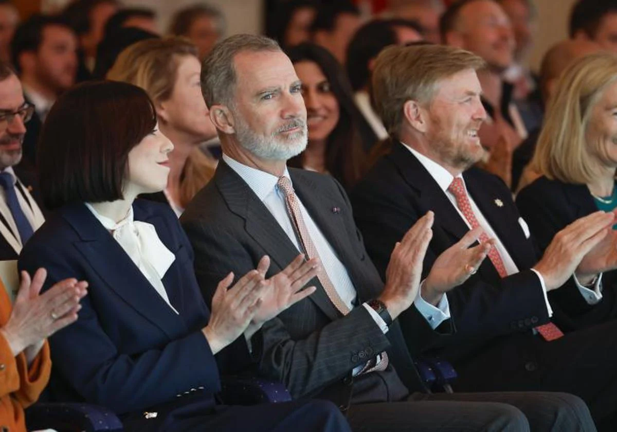 El Rey Felipe junto a la ministra de Ciencia y Universidades, Diana Morant, y el Rey Guillermo de Países Bajos