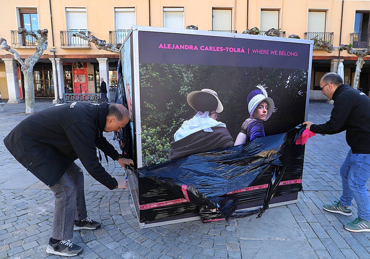 Apertura del IV Festival Internacional de Fotografía de Castilla y León, en la imagen preparando los cubos en la plaza Mayor