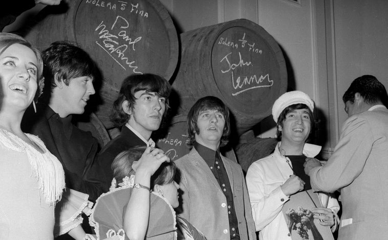 Imagen principal - Arriba, los Beatles en el Hotel Fénix, en un acto en el que probaron el vino fino. Abajo, izq., la plaza de Las Ventas poco antes del inicio del concierto. Dcha, los fans en pleno éxtasis durante la actuación