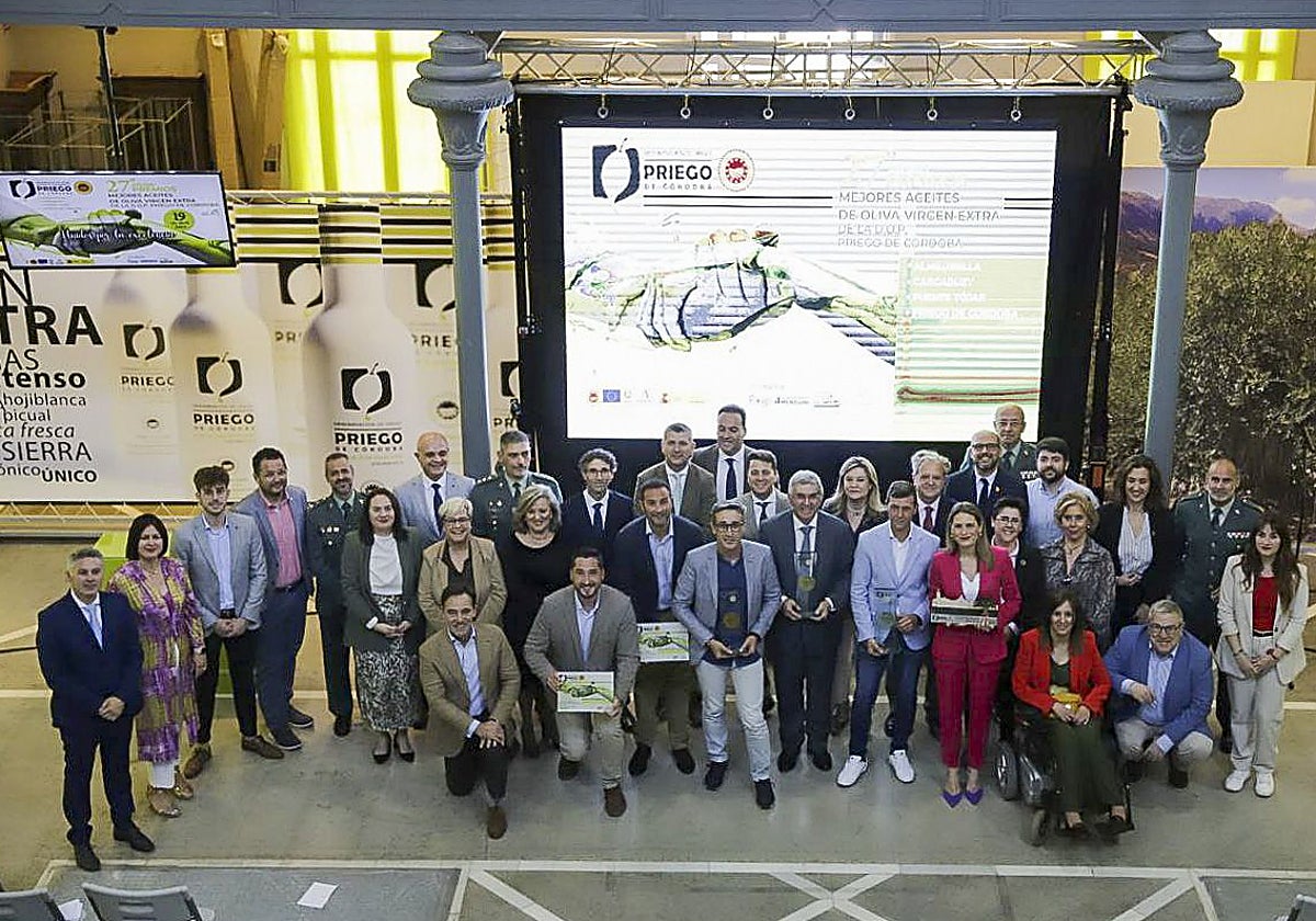 Los premiados y los organizadores, después de la ceremonia