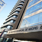 Juzgan a dos veinteañeros por una presunta violación múltiple a una menor tras emborracharla en un piso en Madrid
