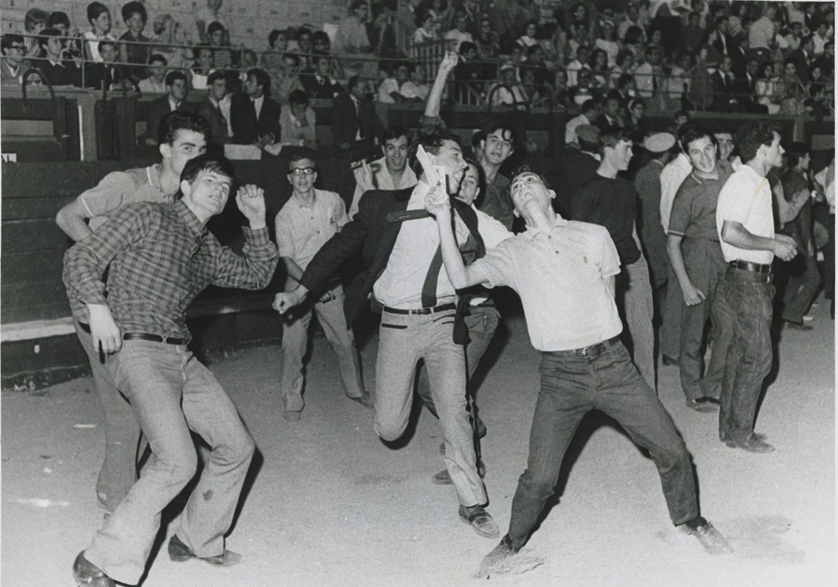 Varios 'chicos ye-yé', asistentes al concierto de los Beatles en la plaza de Las Ventas