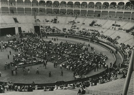 Imagen secundaria 1 - Arriba, los Beatles en el Hotel Fénix, en un acto en el que probaron el vino fino. Abajo, izq., la plaza de Las Ventas poco antes del inicio del concierto. Dcha, los fans en pleno éxtasis durante la actuación