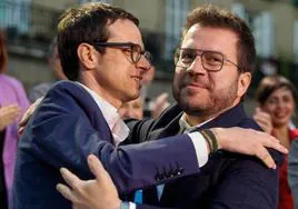 El candidato de Bildu, Pello Otxandiano, abraza al presidente de la Generalitat de Cataluña, Pere Aragonès