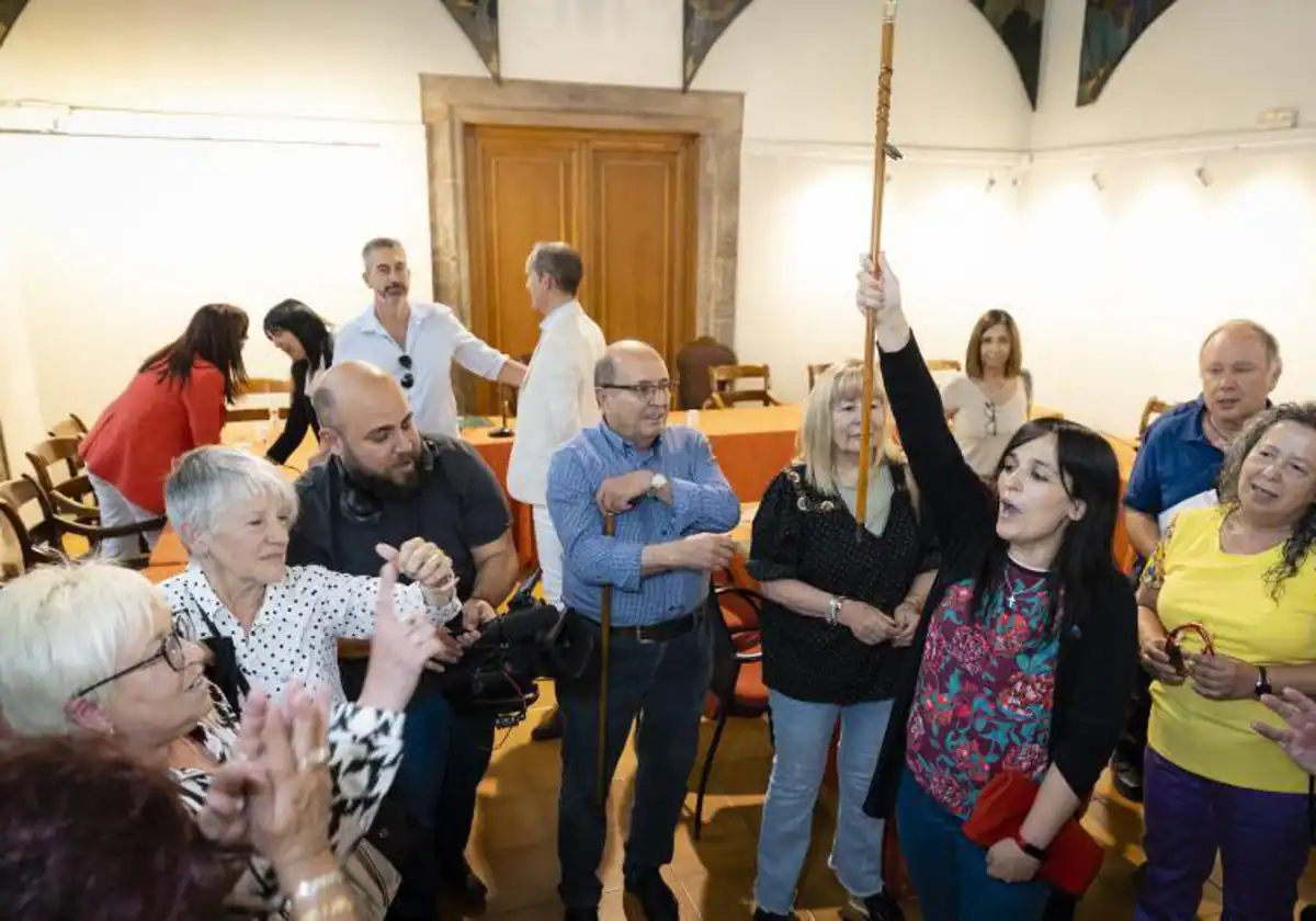 Sílvia Orriols, en julio, tras hacerse con el bastón de mando de Ripoll (Gerona) y rodeada de seguidores de Aliança Catalana