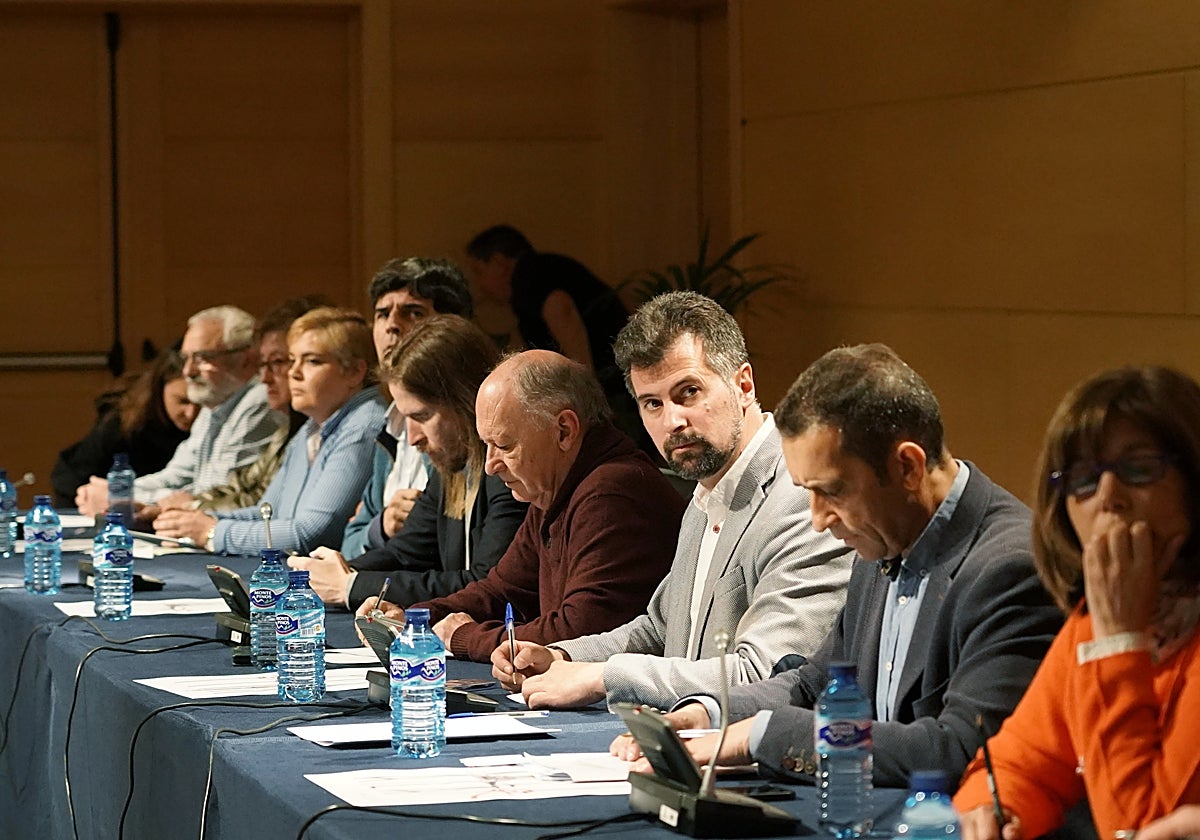 Luis Tudanca, entre los secretarios generales de CCOO y UGT en Castilla y León, Vicente Andrés y Faustino Temprano, en la presentación del manifiesto de Villalar