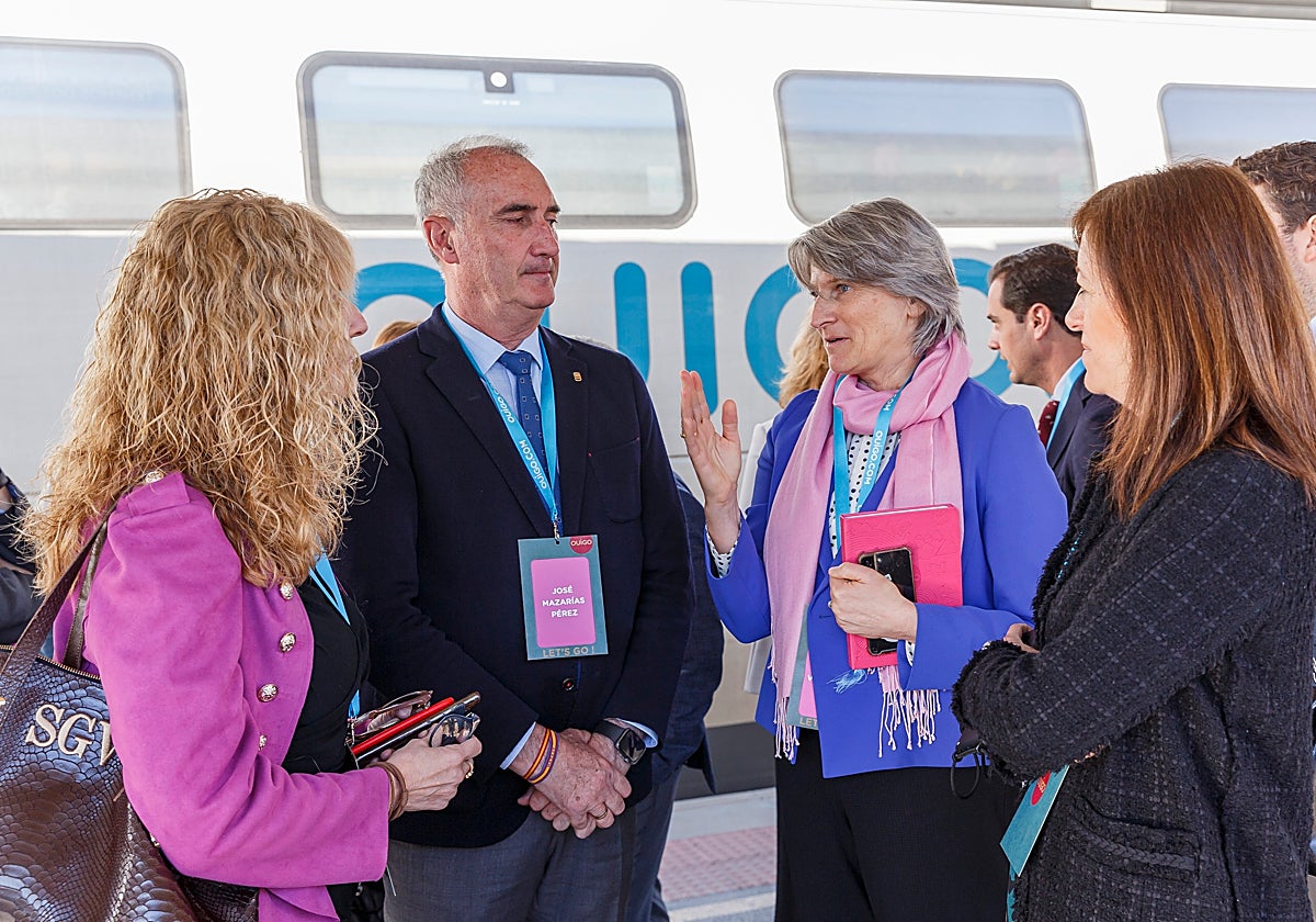 El alcalde de Segovia, José Mazarías, junto a la directora general de Ouigo, Hélène Valenzuela, en la puesta en marcha de Ouigo en la capital segoviana