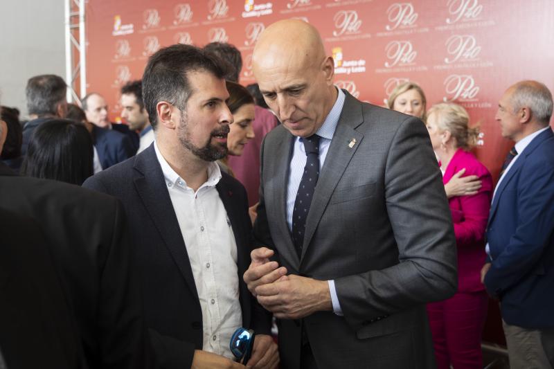 El secretario general del PSCL, Luis Tudanca, y  el alcalde de León, José Antonio Diez, conversan tras la gala