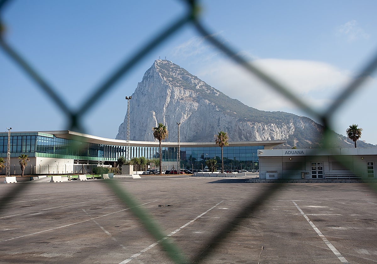 Imagen del Peñón y la terminal aeroportuaria de Gibraltar tomada desde La Línea de la Concepción