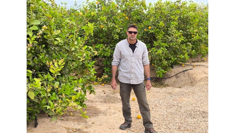 El agricultor Víctor Sáez, uno de los afectados por las expropiaciones, en su finca de limones que ocuparán las placas solares.