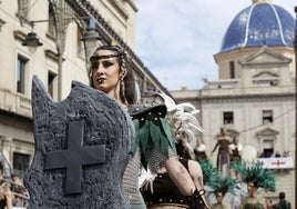 Los Moros y Cristianos de Alcoy deslumbran con más de 15.000 participantes en el desfile de sus Entradas