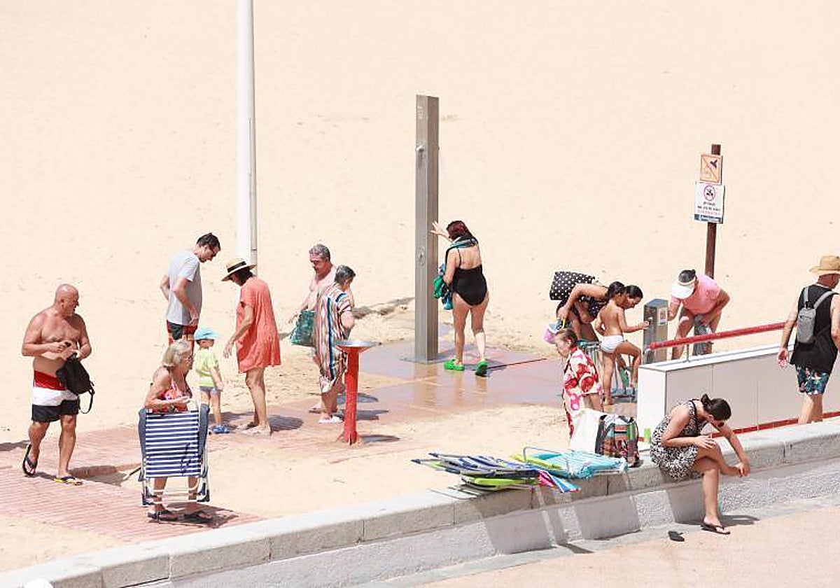Duchas y lavapiés de la playa de Cádiz