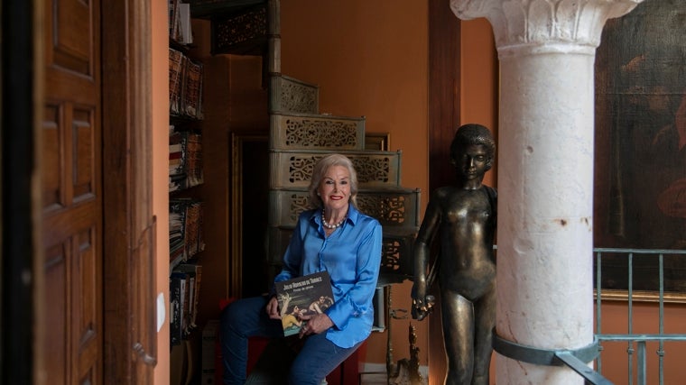 La especialista, con un libro de Romero de Torres en las manos
