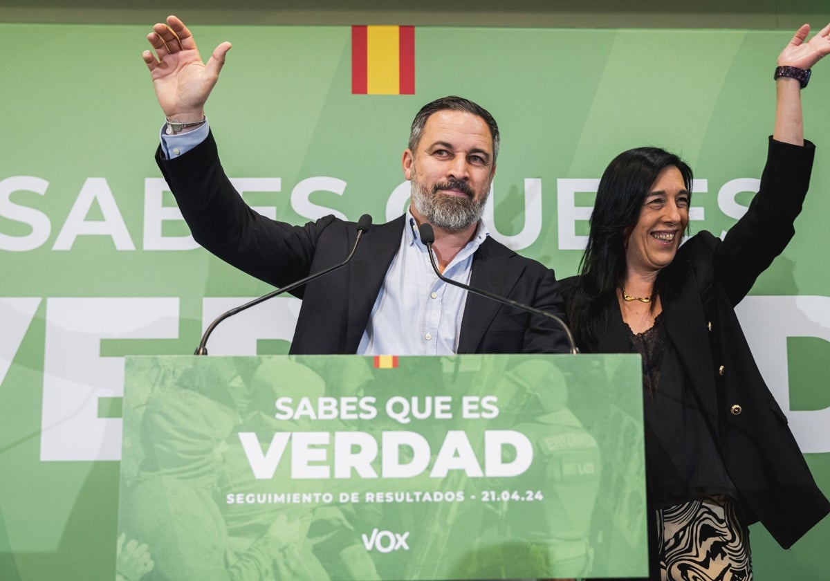 Santiago Abascal y Amaia Martínez durante la noche electoral