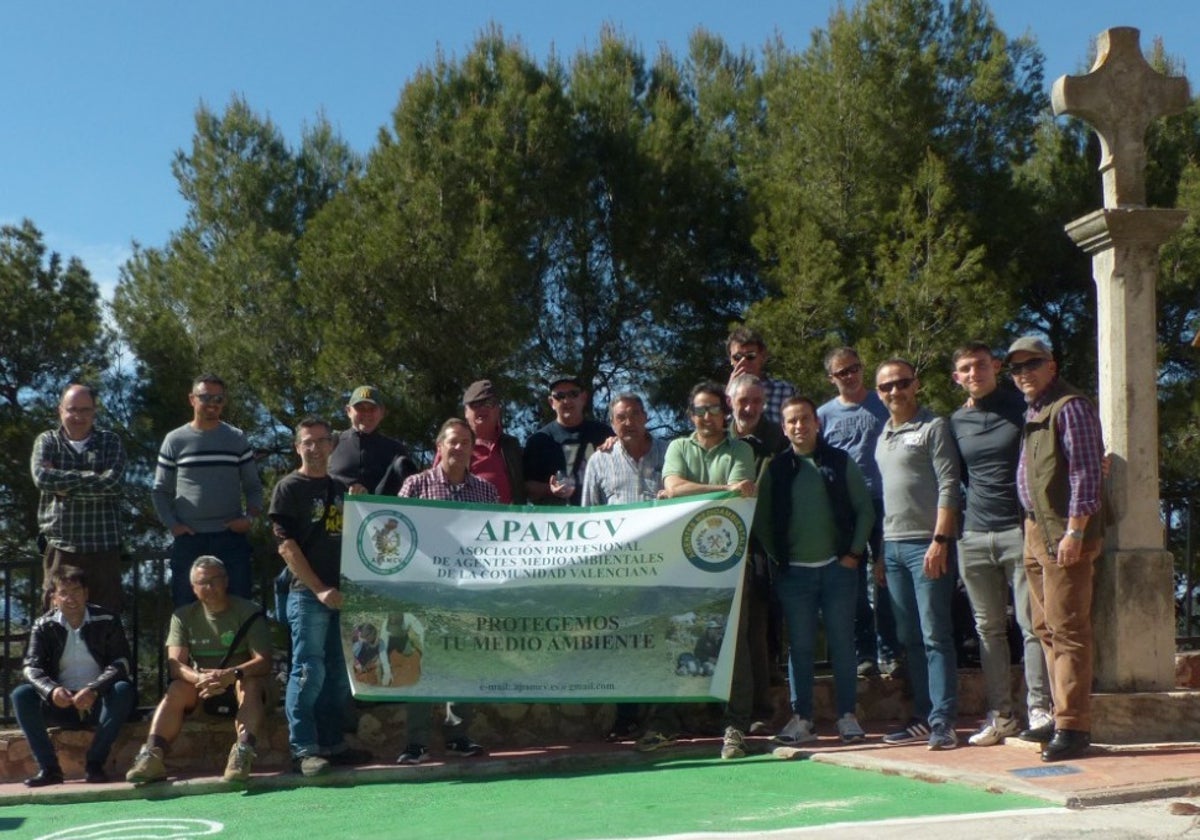 Agentes medioambientales participantes en la asamblea general en Alfafara (Alicante).