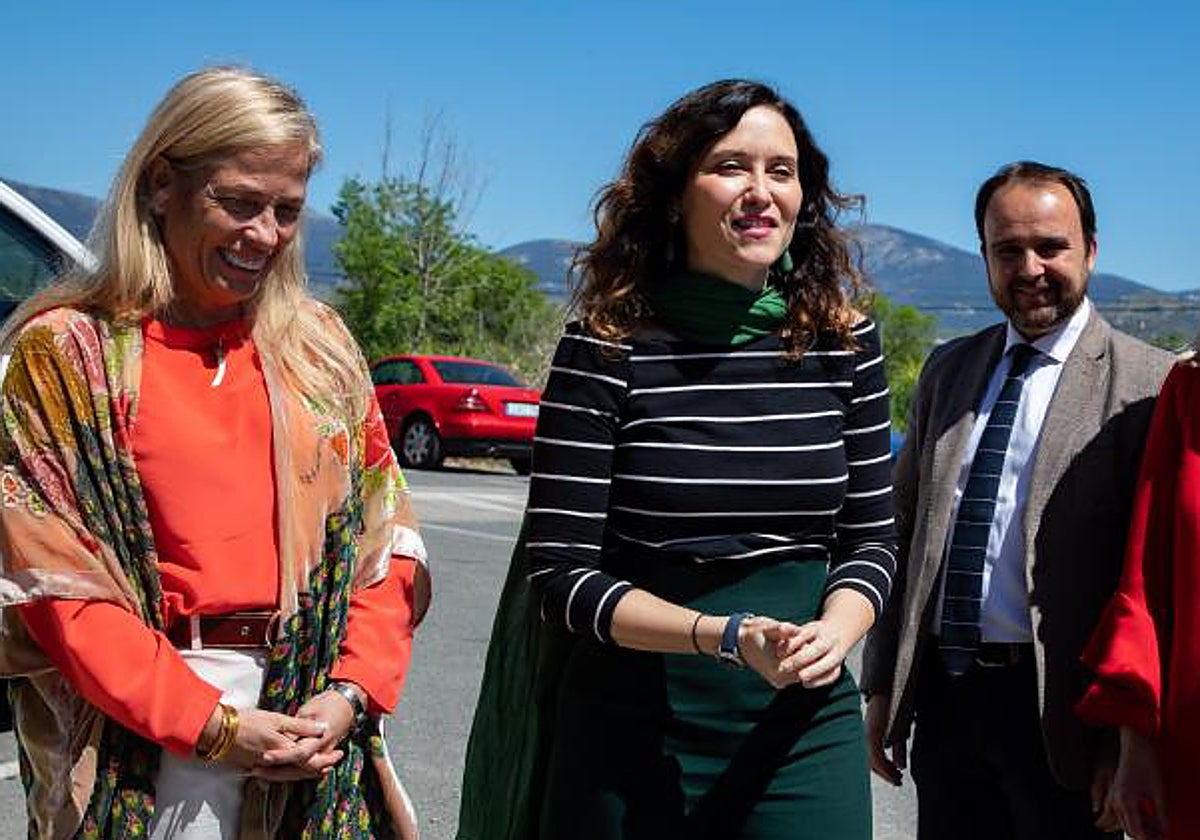 La presidenta de la Comunidad de Madrid, Isabel Díaz Ayuso, junto a la consejera de Economía, Hacienda y Empleo, Rocío Albert
