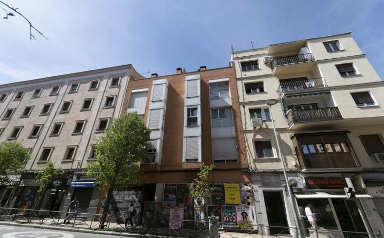 Imagen principal - El edificio de Marcelo Usera, por fuera, pasa por un pequeño bloque de viviendas normal. Dentro, como se ve en el resto de imágenes, la realidad es muy distinta. No hay nada que no esté destrozado