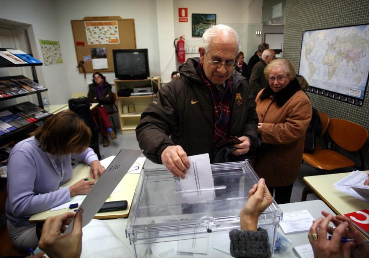 Un hombre ejerce su derecho a voto