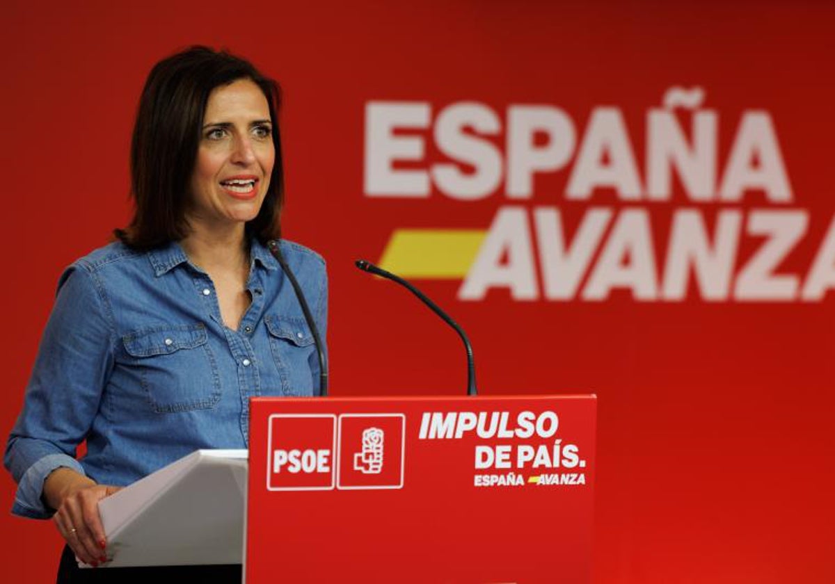 La portavoz del PSOE, Esther Peña, comparece ante los medios para valorar los resultados de las elecciones vascas hoy domingo en la sede del PSOE en Madrid