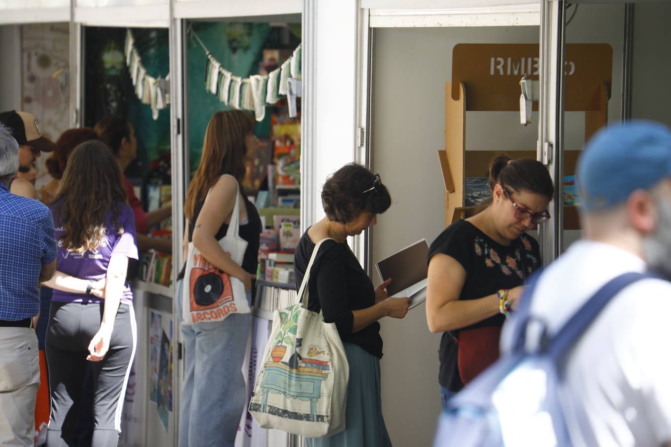 Las imágenes de la Feria del Libro de Córdoba en un domingo de gran ambiente