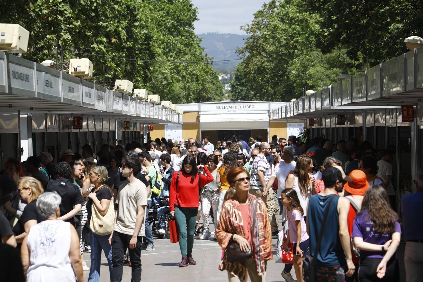Las imágenes de la Feria del Libro de Córdoba en un domingo de gran ambiente