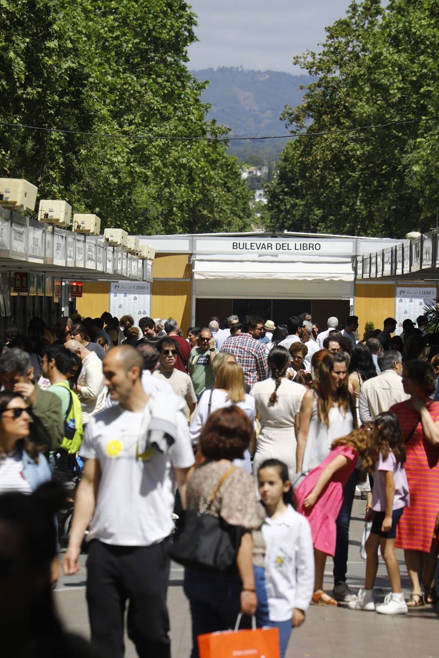 Las imágenes de la Feria del Libro de Córdoba en un domingo de gran ambiente