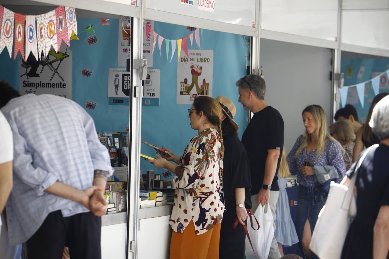 Las imágenes de la Feria del Libro de Córdoba en un domingo de gran ambiente