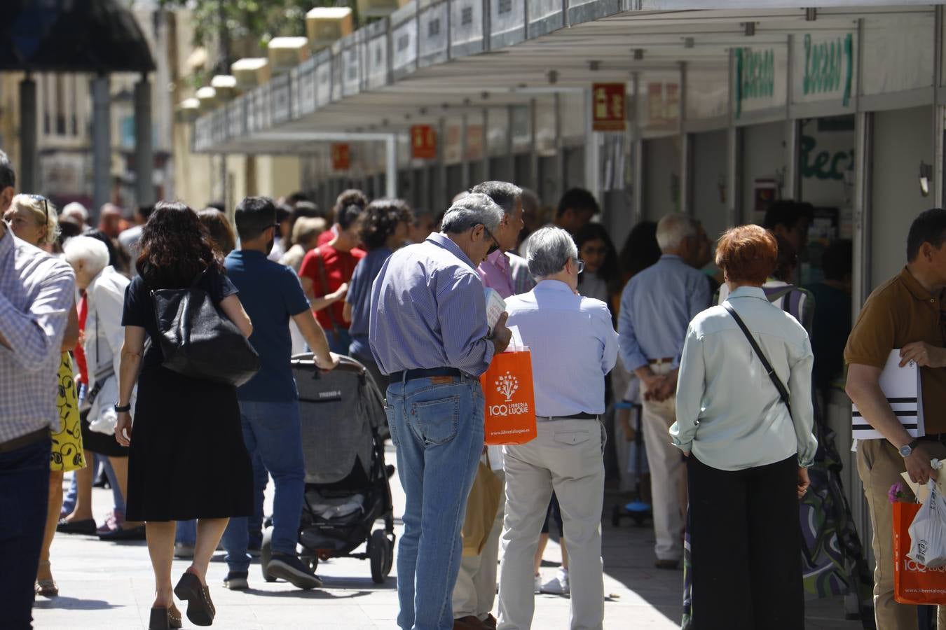 Las imágenes de la Feria del Libro de Córdoba en un domingo de gran ambiente