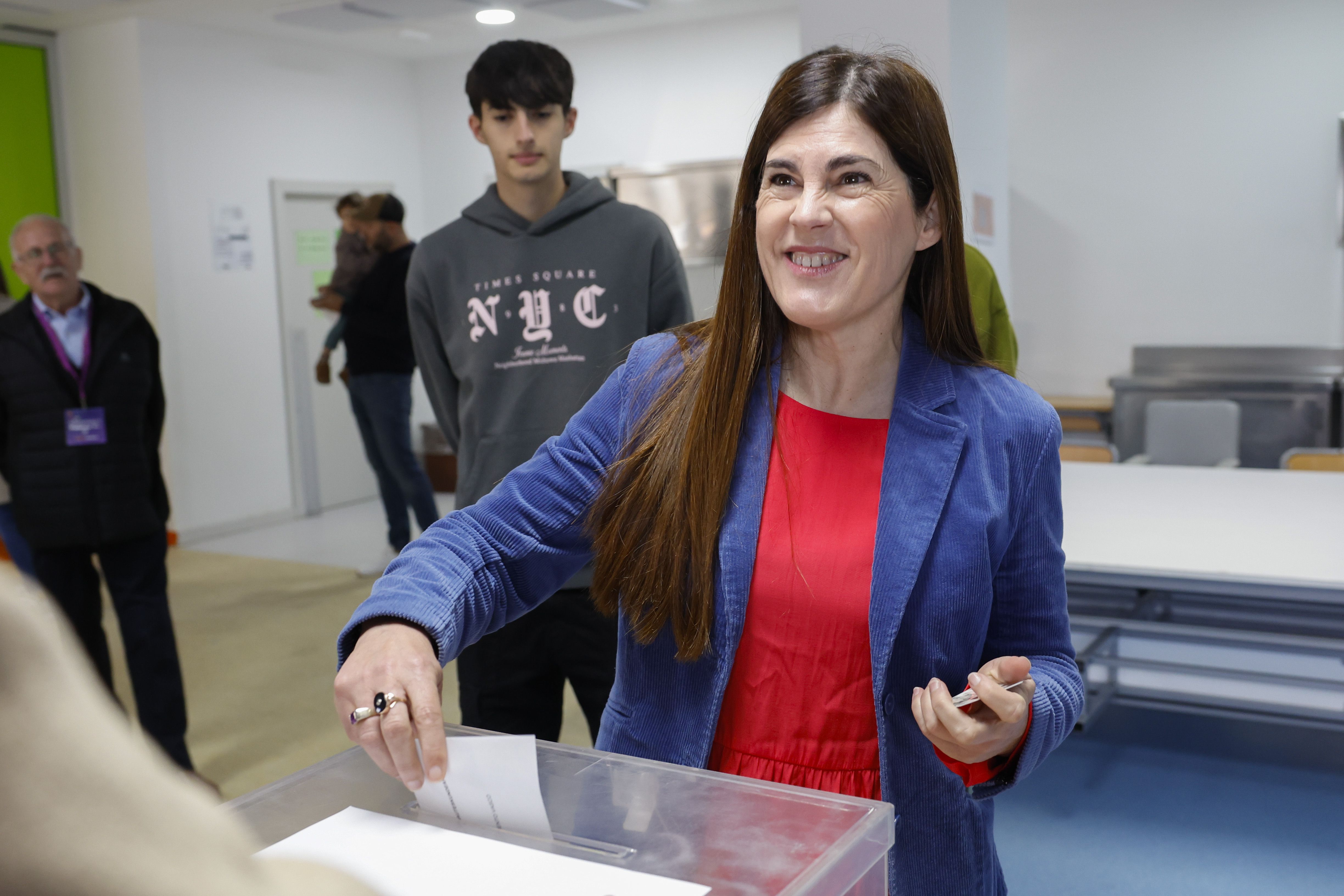 Miren Gorrtxategui, candidata de Elekarrekin Podemos, vota en la Escuela Pública Zabalarra de Durango